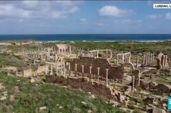 Proche de la ville de Benghazi et de la mer Méditerranée, cette cité grecque de l'antiquité offre un accès à une histoire si riche et variée. Elle est connue pour des monuments tels que le temple de Zeus, du quartier romain avec son forum et ses thermes, de la nécropole avec ses tombeaux fresqués.