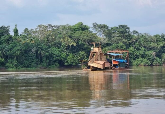 Tshopo : Expulsion de 35 expatriés accusés d'exploitation illicite de mines d'or et de diamants