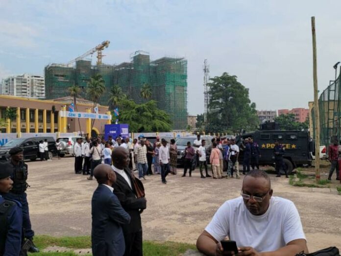 Kinshasa: L'attente épineuse au centre de vote de Bosolo