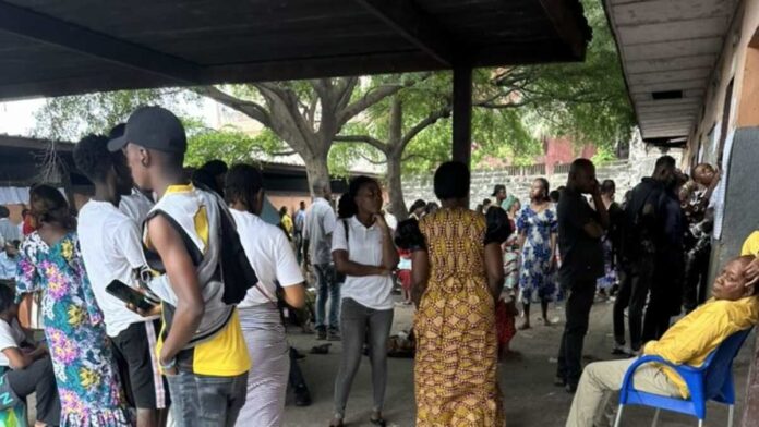 Kinshasa: Anticipation et déterminisme marquent le jour du vote malgré les défis logistiques