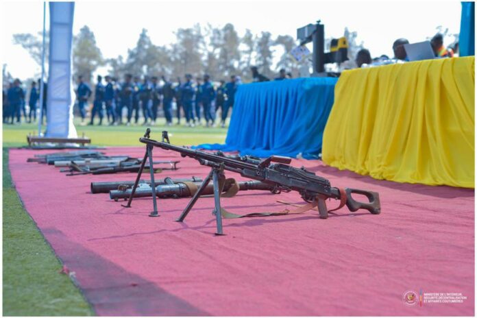 Révélations Choc : 29 Armes du Groupe Zaïre Découvertes Près d'un Camp de Déplacés