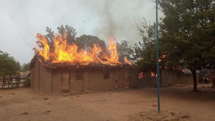 Incendie Ravageur à Sayi : Une Communauté Dévastée Cherche des Réponses et de l'Aide