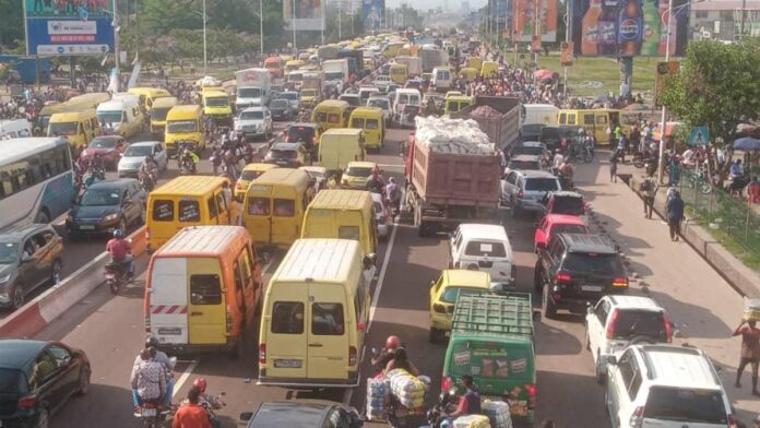 Kinshasa : l'urgence d'une solution face à l'insalubrité, aux constructions anarchiques et aux embouteillages