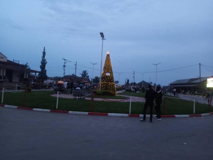 Un sapin géant illumine la Place Mapon à Kindu et fait vibrer la ville